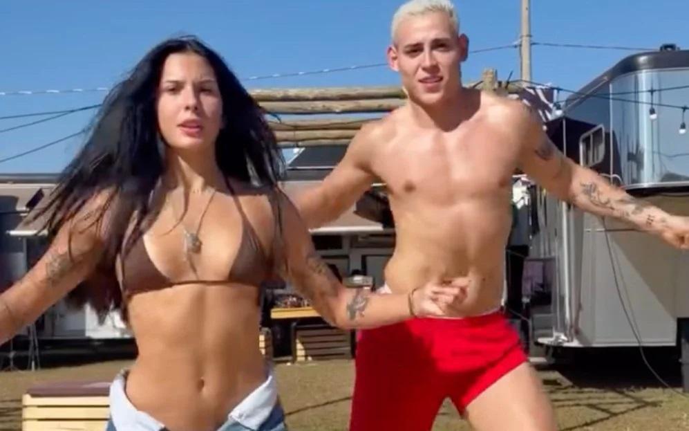 Ana Castela agita pool party em Barretos com dancinha de biquíni