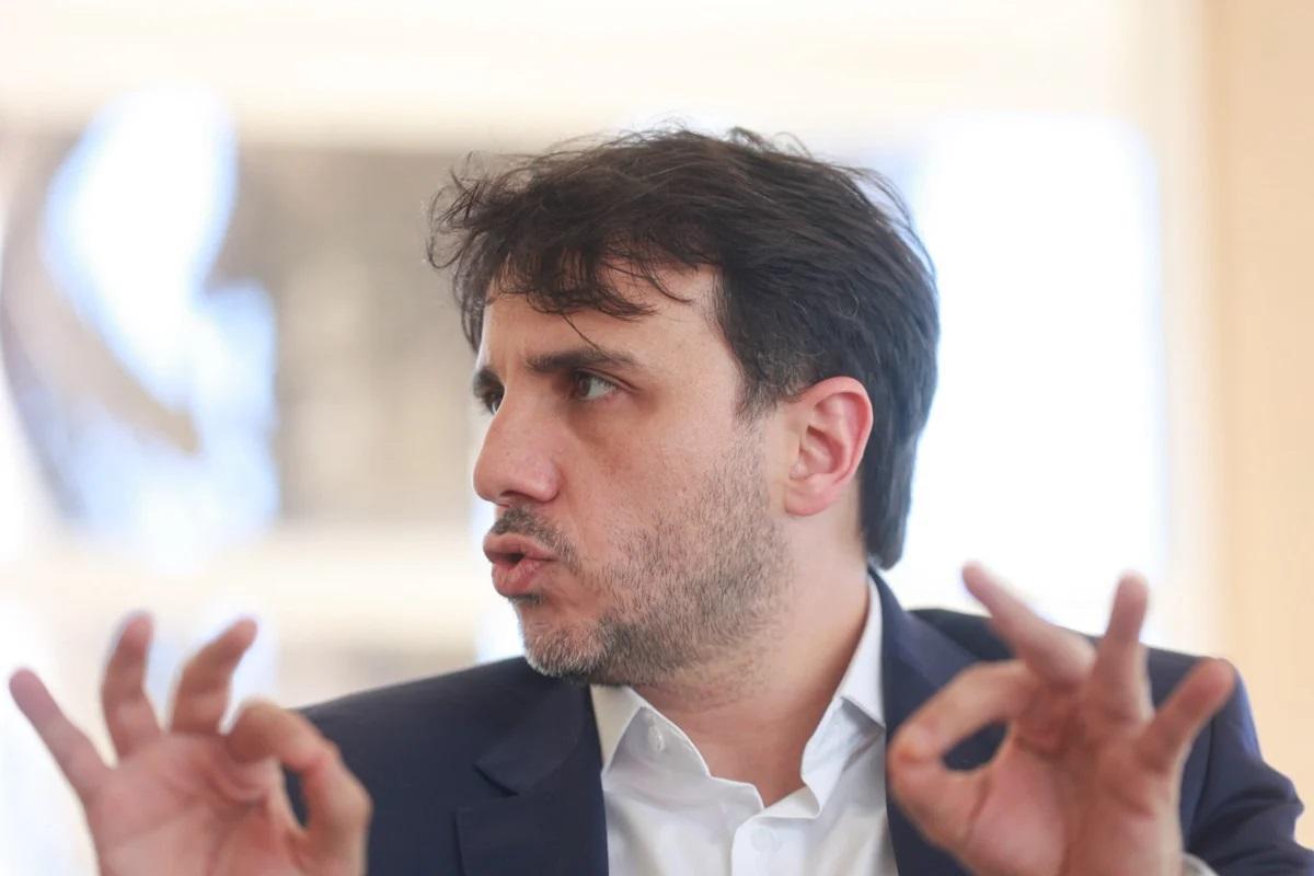 Após Janja reagir a ofensas, Renan Santos a chama de 