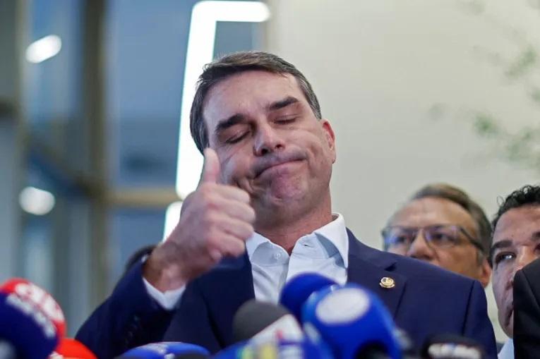 Casa de R$ 6 mi e carro de 2014: veja bens declarados por Flávio Bolsonaro ao TSE