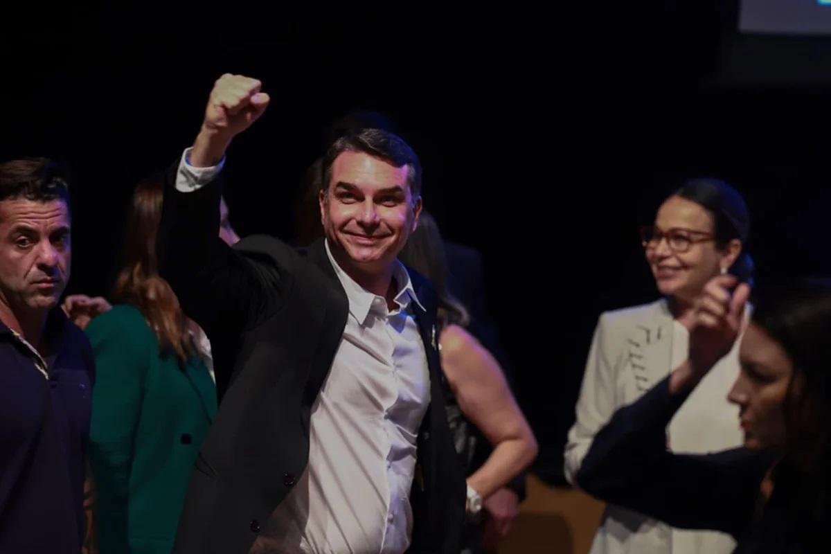 Equipe de Flávio pega credenciais para debate da Band