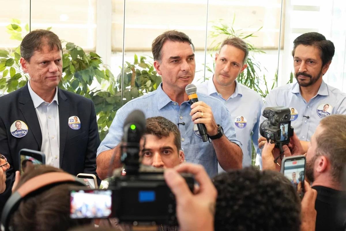 Flávio Bolsonaro alega sátira e pede que vídeo de Lulinha siga no ar