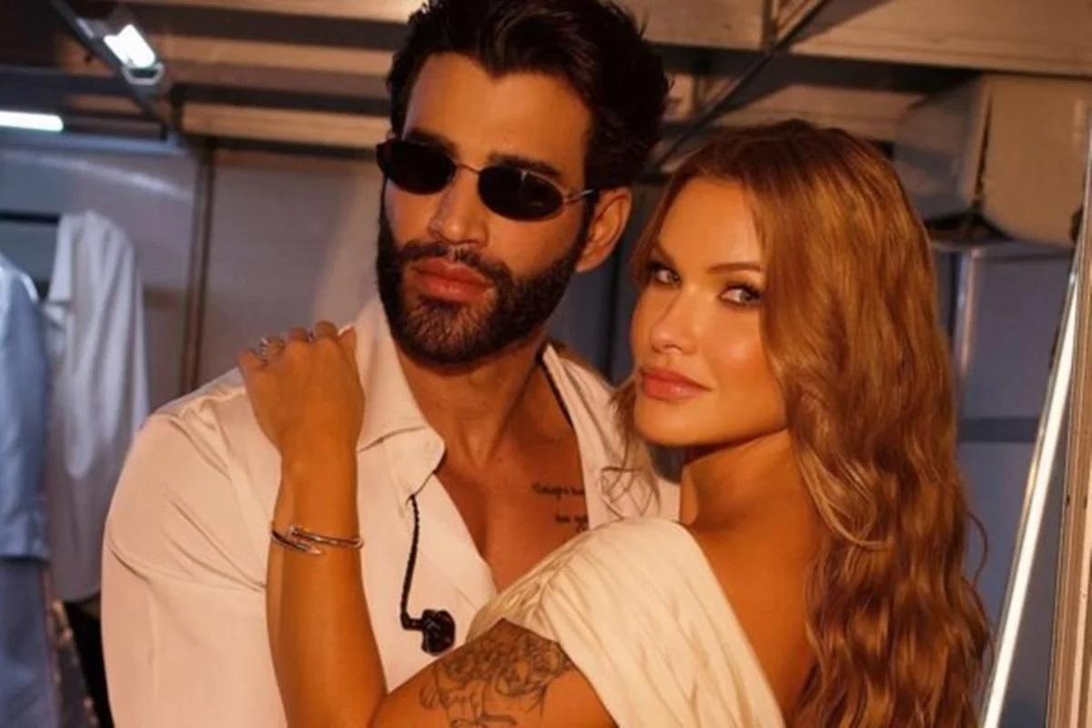 Gusttavo Lima e Andressa Suita vivem tensão com cavalos durante cavalgada.