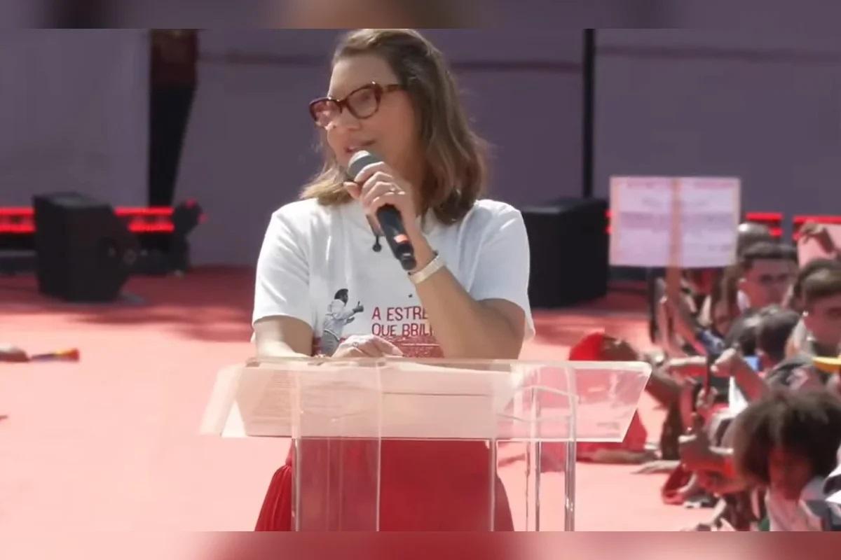 Janja acena aos evangélicos e faz “playback” com jingle gospel em ato do PT