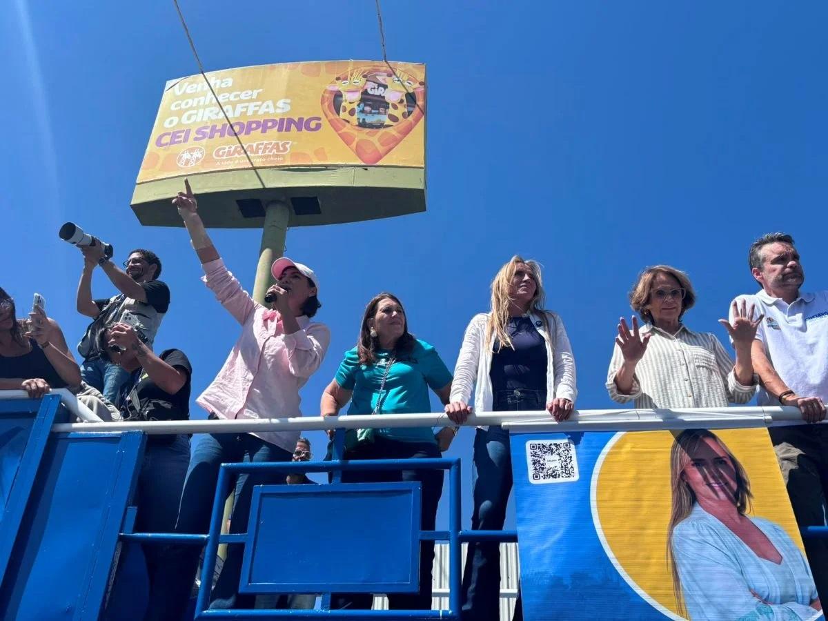 Michelle pede votos para Flávio e diz que 