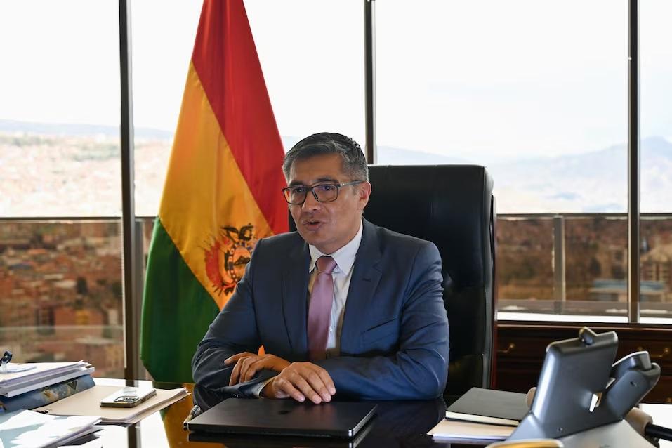 Parlamentares bolivianos provavelmente forçarão a saída do ministro da Economia, em um revés para o presidente Paz.