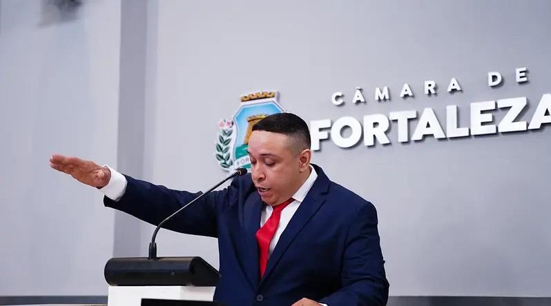 Puxador de torcida organizada do Fortaleza, Popó é empossado em mandato na Câmara Municipal