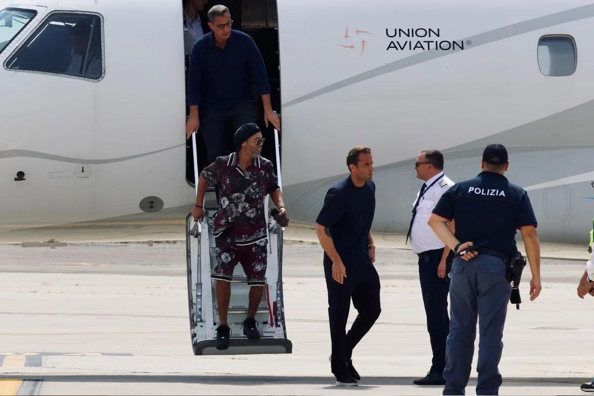 Ronaldinho desembarca na Itália para ser apresentado pelo Ravenna