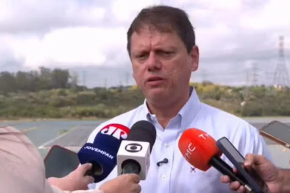 Tarcísio diz que estará com Flávio e quer vê-lo no debate com Lula