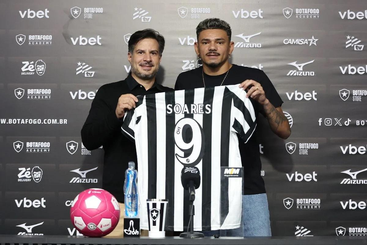 Tiquinho Soares é apresentado e recebe a camisa número 9 do Botafogo