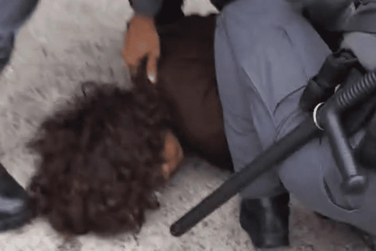 Apoiadora do PSol denuncia abordagem violenta da PM enquanto panfletava. 
