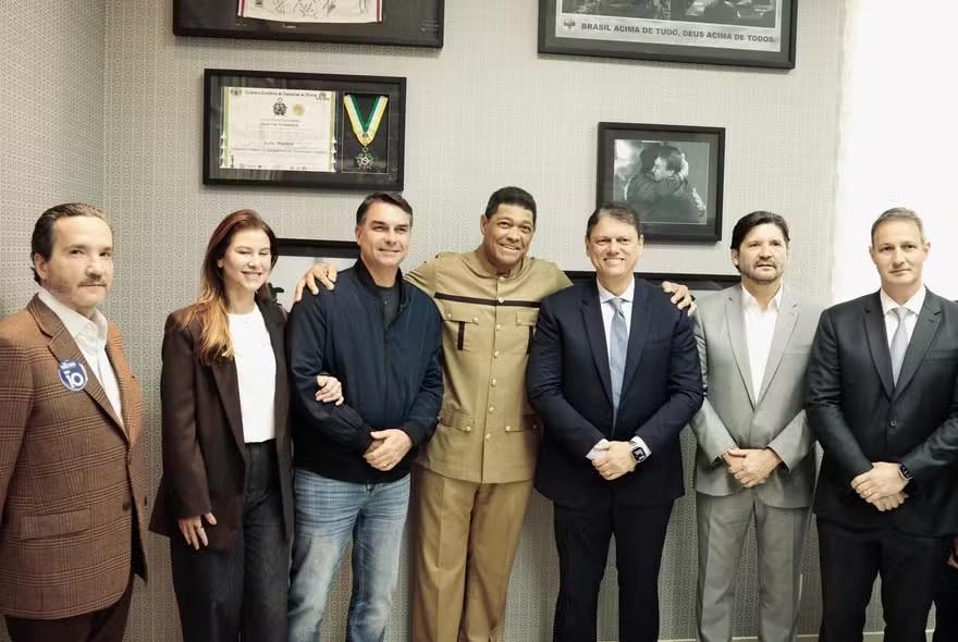 Tarcísio troca desfile de 7 de setembro por culto ao lado de Flávio Bolsonaro