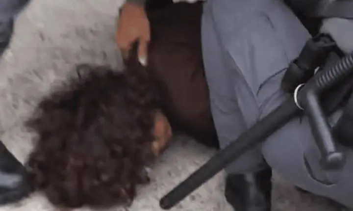Apoiadora do PSol denuncia abordagem violenta da PM enquanto panfletava. 