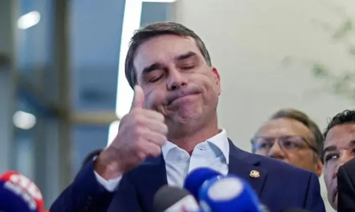 Casa de R$ 6 mi e carro de 2014: veja bens declarados por Flávio Bolsonaro ao TSE