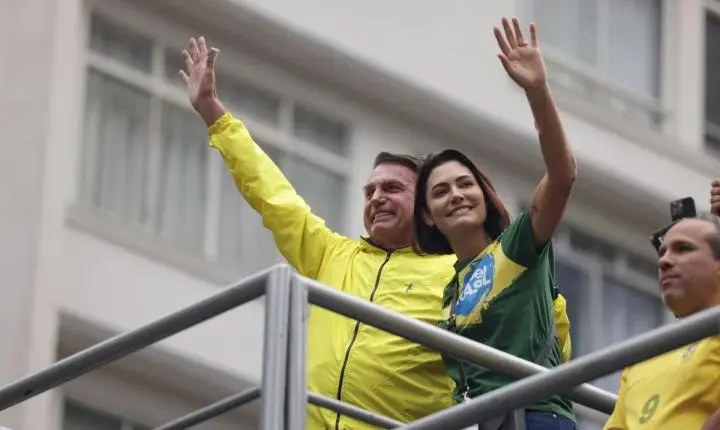 Com Michelle em campanha, Bolsonaro pede ao STF para ter familiares em casa