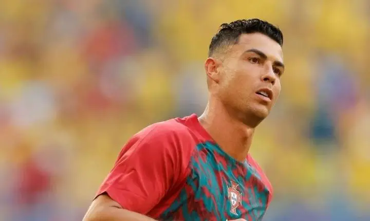 Cristiano Ronaldo muda visual e aparece ruivo nas redes; veja foto