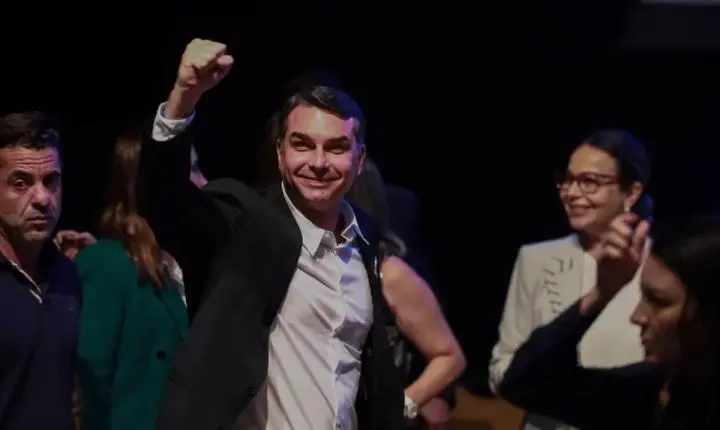 Equipe de Flávio pega credenciais para debate da Band