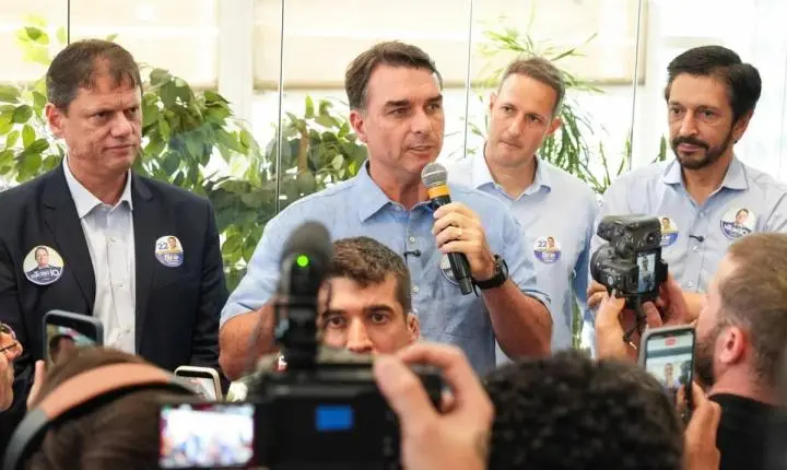 Flávio Bolsonaro alega sátira e pede que vídeo de Lulinha siga no ar