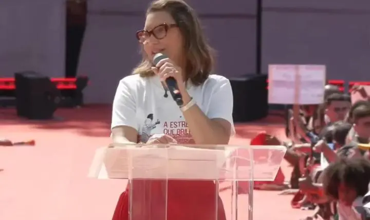Janja acena aos evangélicos e faz “playback” com jingle gospel em ato do PT