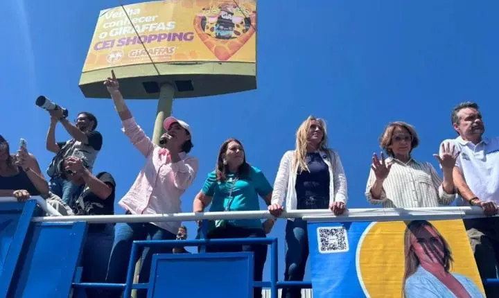 Michelle pede votos para Flávio e diz que 