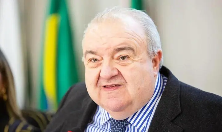 Rafael Greca (MDB) é internado após queda durante evento de campanha