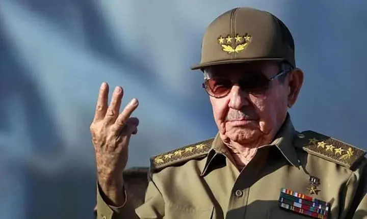 Raúl Castro reaparece em público durante cerimônia em Cuba