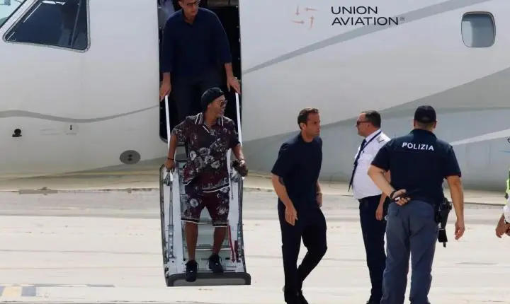 Ronaldinho desembarca na Itália para ser apresentado pelo Ravenna