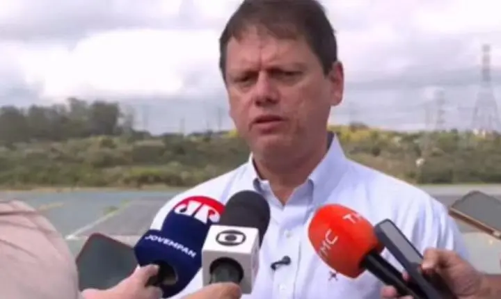 Tarcísio diz que estará com Flávio e quer vê-lo no debate com Lula