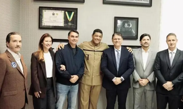Tarcísio troca desfile de 7 de setembro por culto ao lado de Flávio Bolsonaro