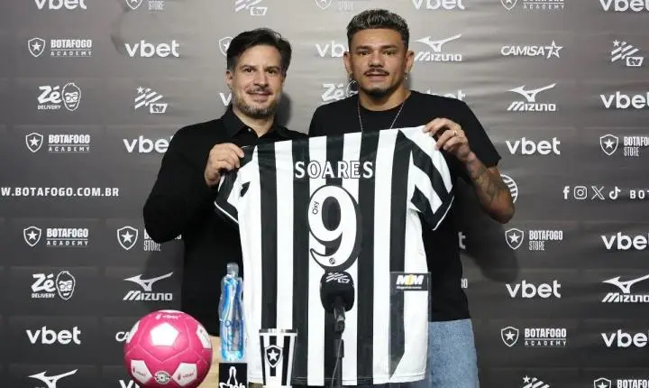 Tiquinho Soares é apresentado e recebe a camisa número 9 do Botafogo